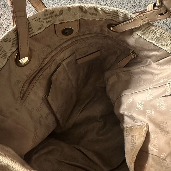 Michael Kors tote. Great condition. 1 mark shown in pictures. Authentic - Picture 5 of 6